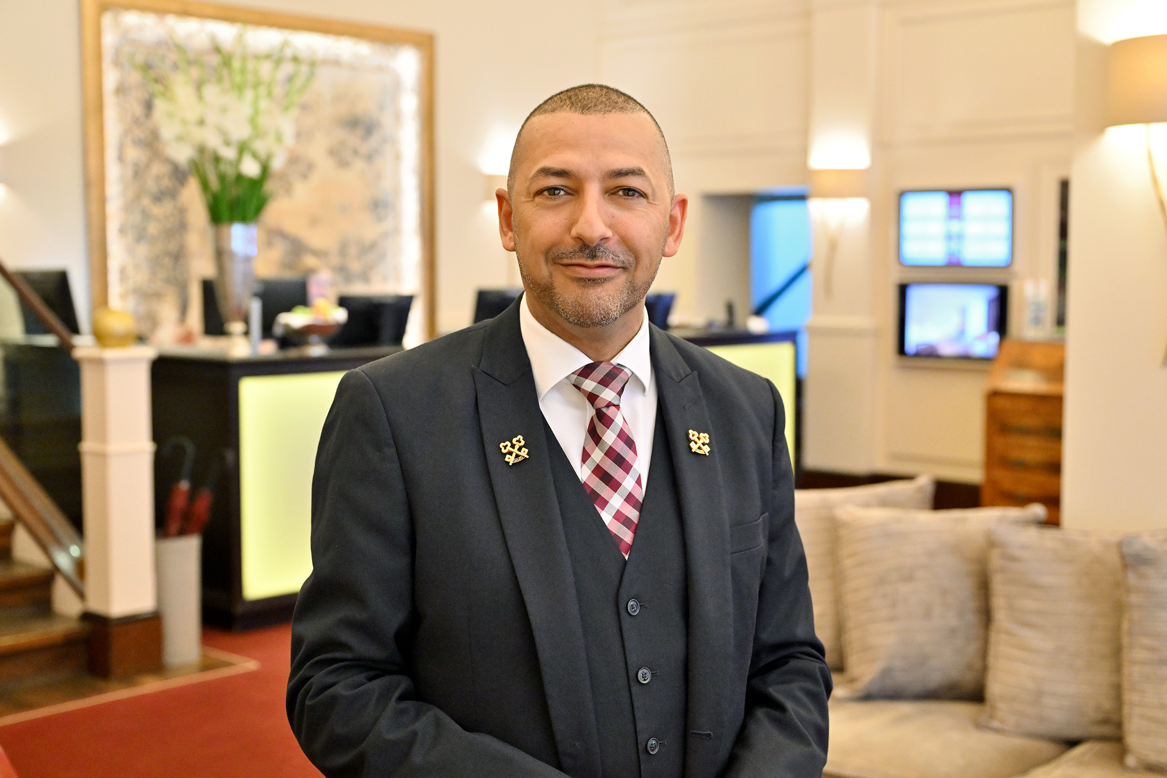Riadh Ben Ali aus dem Kastens Hotel Luisenhof ist als erster offizieller Les-Clefs-d'Or-Concierge in Hannover in die internationale Concierge-Vereinigung aufgenommen worden. ©BWH Hotels