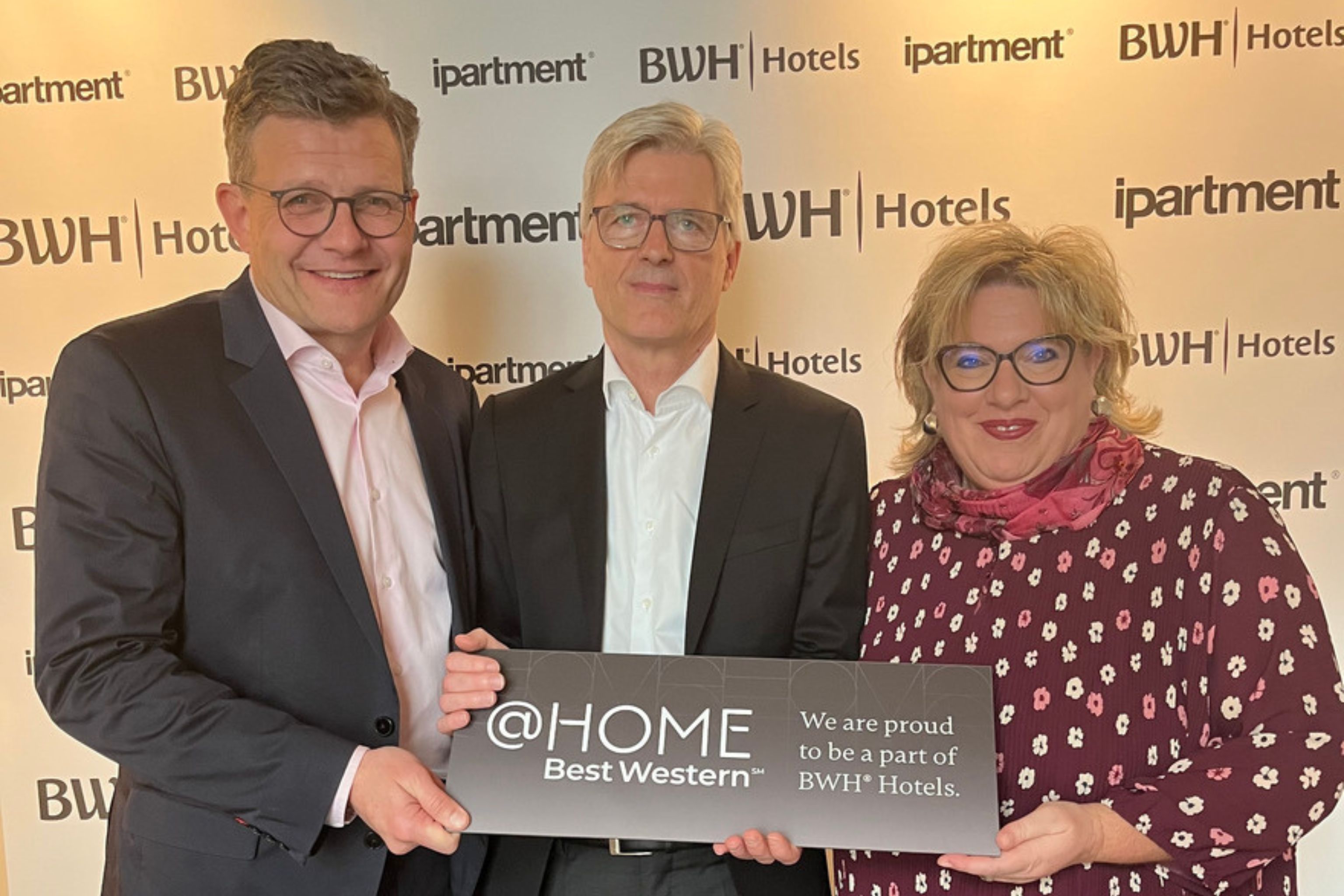 Marcus Smola, Geschäftsführer BWH Hotels Central Europe GmbH, Carmen Dücker, Geschäftsführerin BWH Hotels Central Europe GmbH, und Ralph Stock, Gründer und CEO der ipartment GmbH