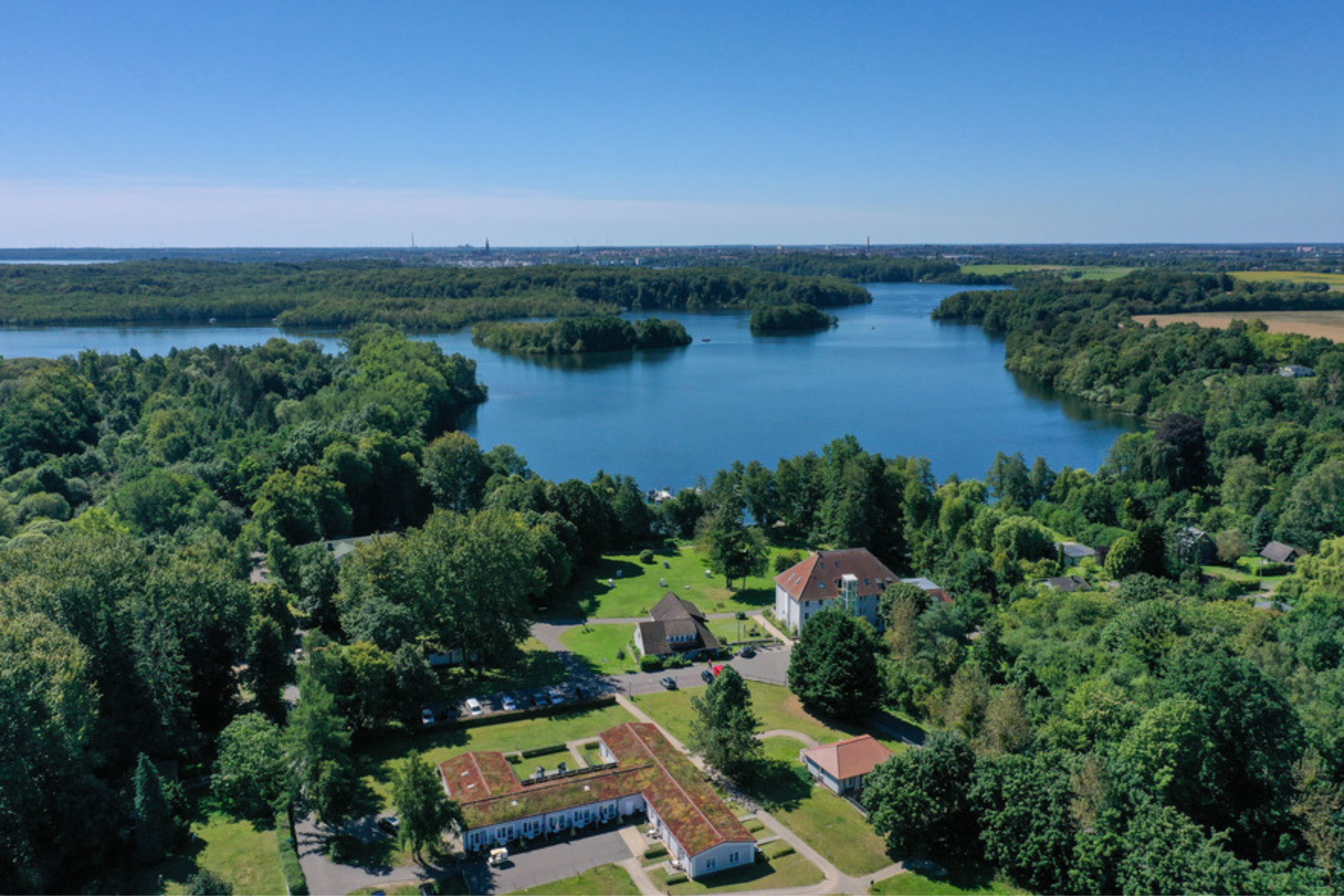 Luftansicht des Seehotels Frankenforst