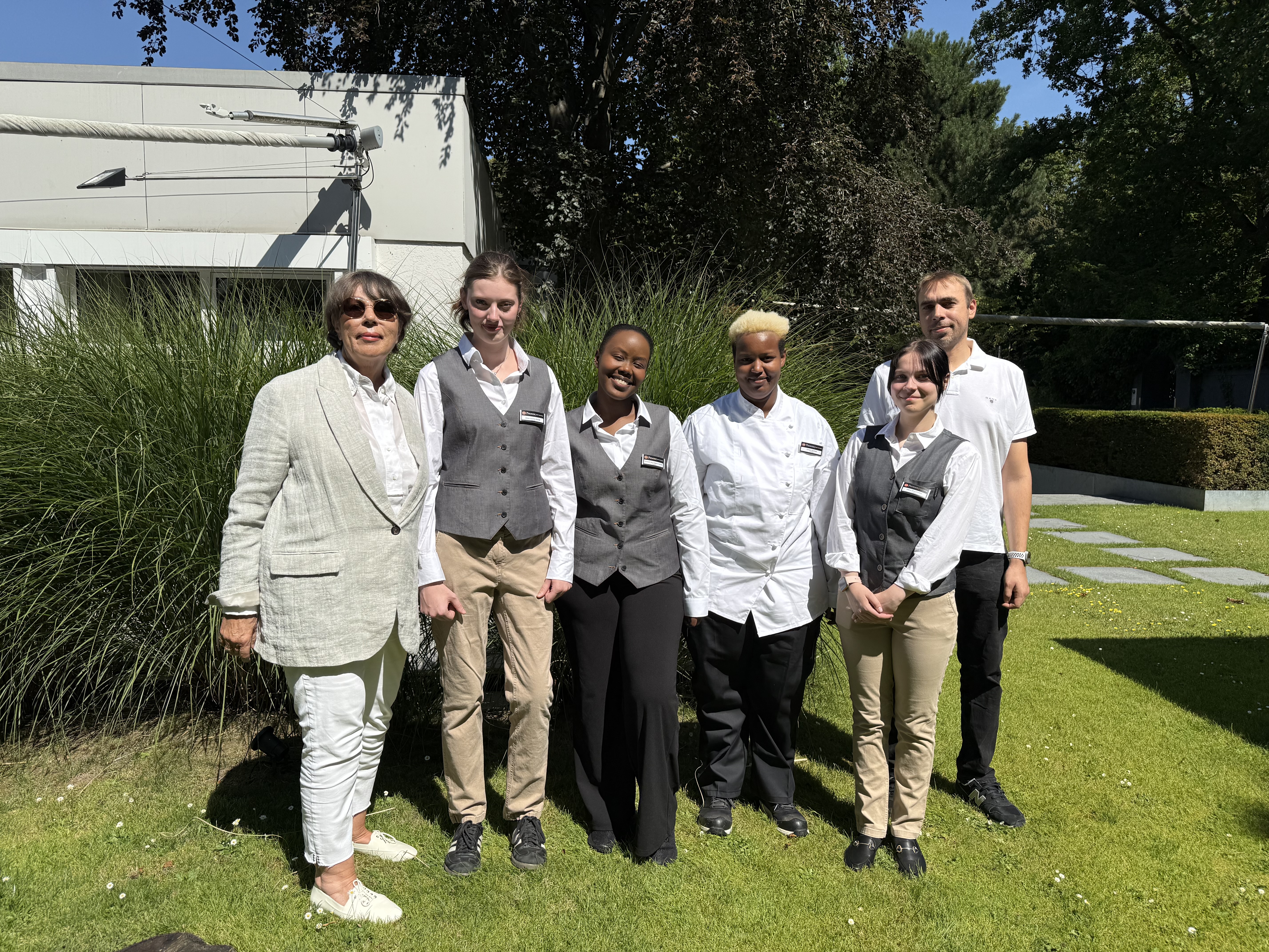 Best Western Premier Parkhotel Kronsberg: Ursula und Sebastian Bock (Geschäftsleitung) freuen sich über die neuen Auszubildenden ©BWH Hotels