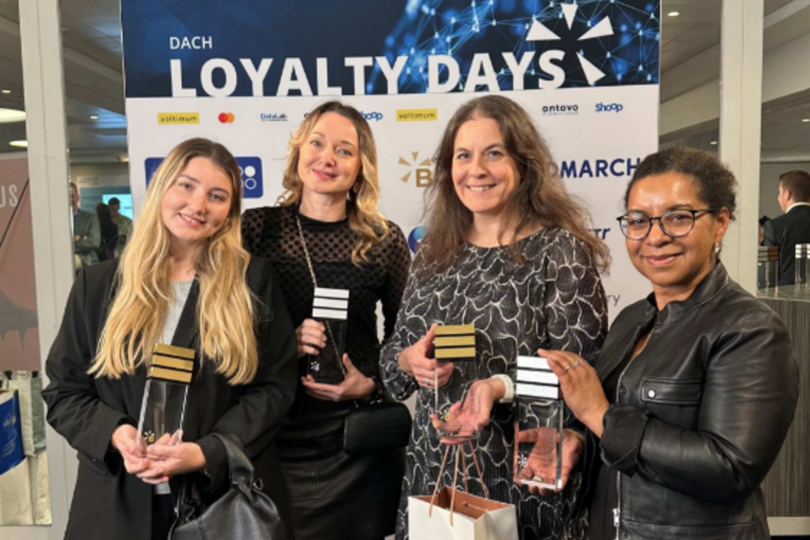 BWH Hotels: Freuen sich über Doppel-Gold bei Deutschen Bonus Awards: v. l.: Sinah Riedl (Junior Manager Marketing, CRM / Loyalty), Agnes Lachetta (Manager Loyalty Programs & Training), Michaela Koch (Senior Director Marketing, CRM & Loyalty) und Denise Jentzsch (Senior Manager Brand Marketing) ©BWH Hotels