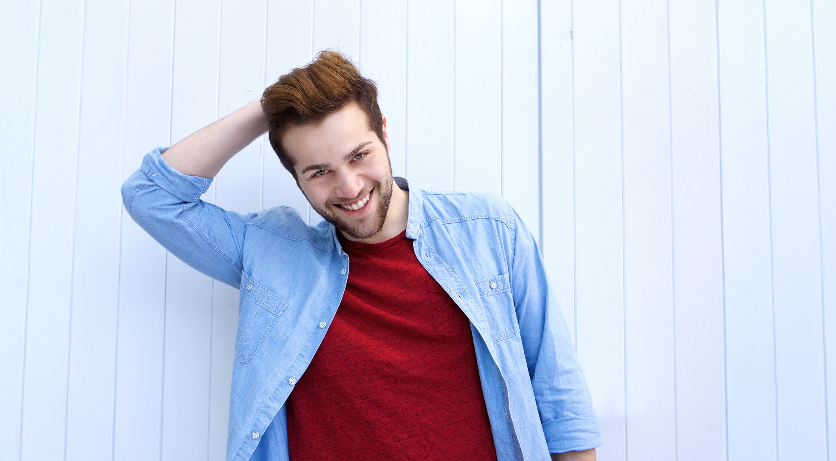 Junger Mann im Roten T-Shirt