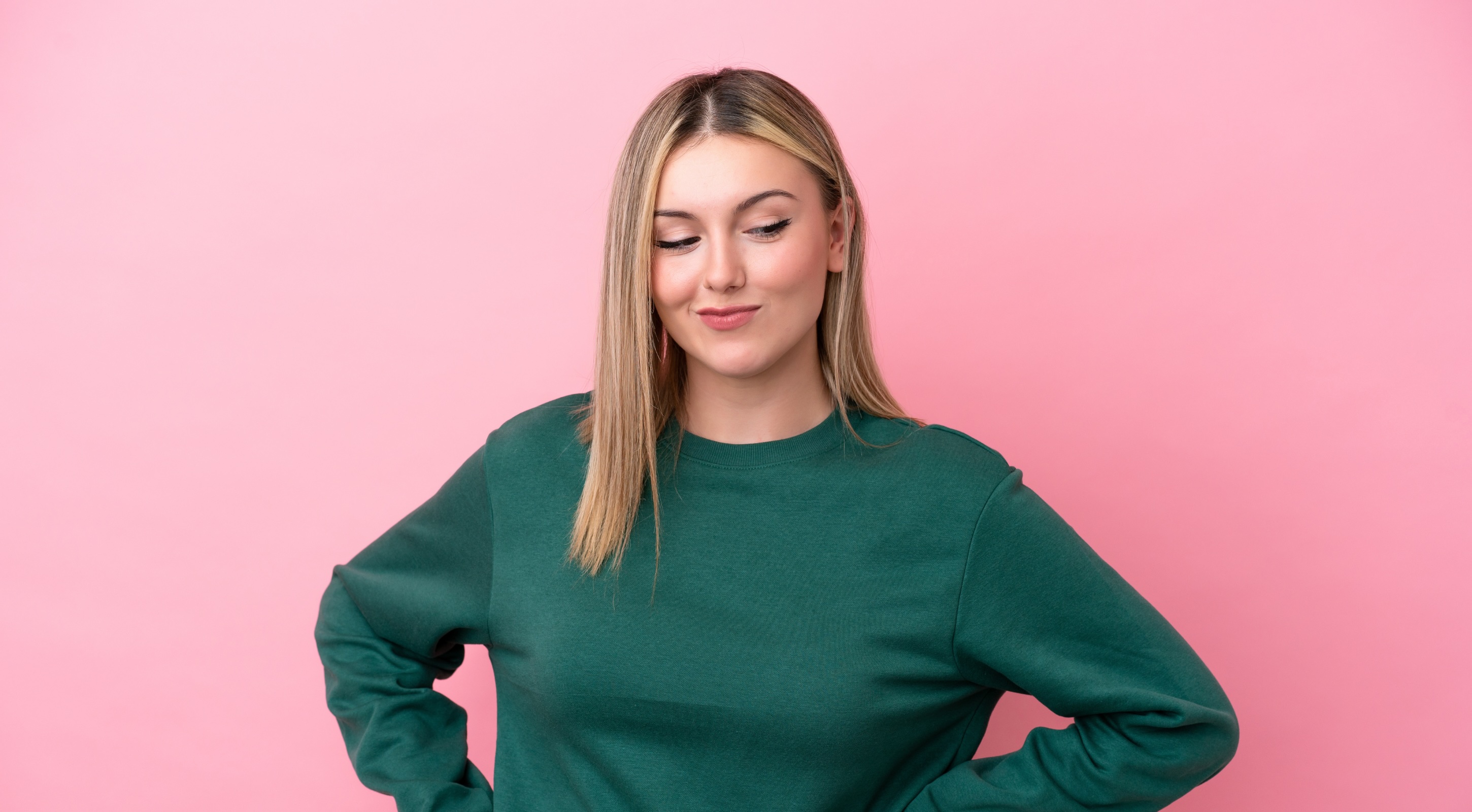 Junge Frau im grünen Pullover