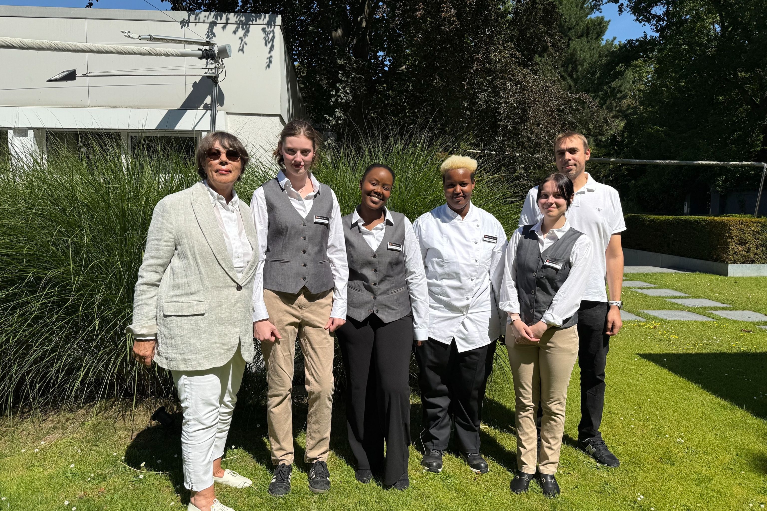 Best Western Premier Parkhotel Kronsberg: Ursula und Sebastian Bock (Geschäftsleitung) freuen sich über die neuen Auszubildenden ©BWH Hotels