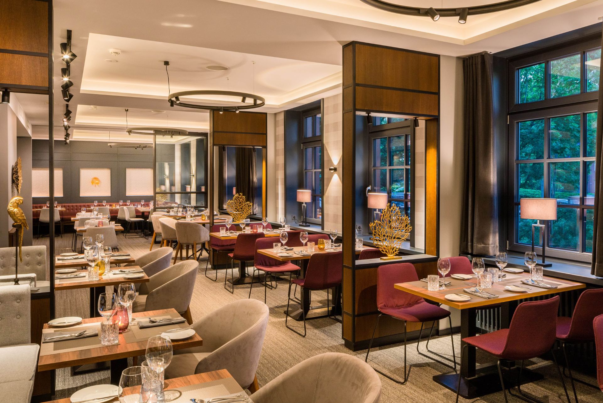 Elegant hotel restaurant with stylishly laid tables, warm lighting and an inviting atmosphere for guests