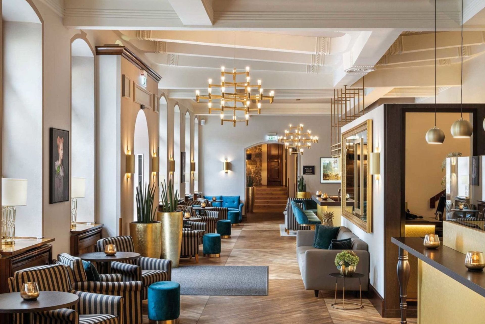 Stylish hotel lobby of the BW Premier Collection with elegant interior, warm light and inviting atmosphere.