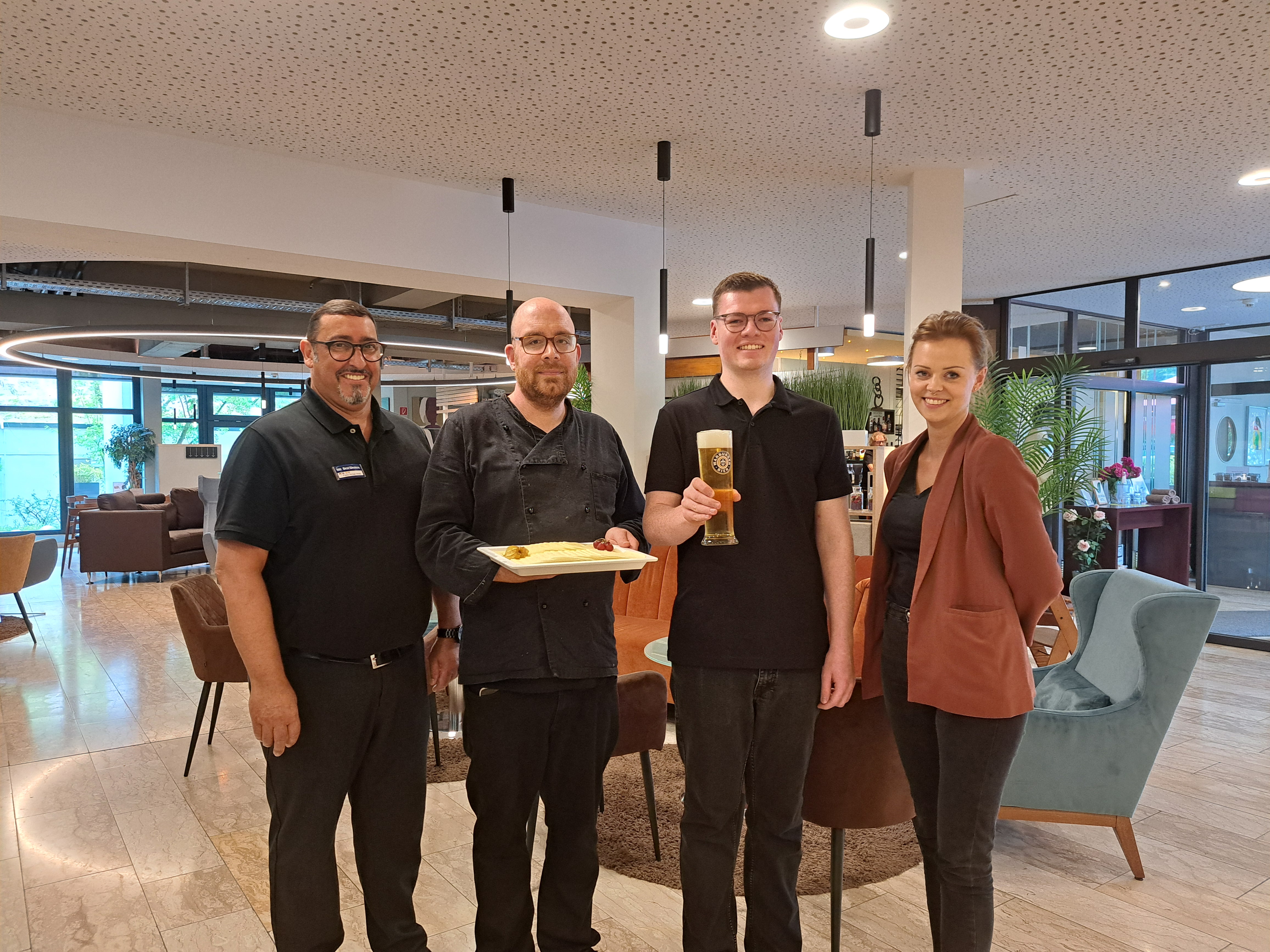 BWH Hotels: Best Western Hotel Ambassador – wie Inklusion den Hotelalltag bereichert: v. l.: Pablo Armas Verde (Restaurantleiter) Christopher Krause, Tom Wahle und Jessica Rügge (Ausbilderin & Event Sales) ©BWH Hotels | Foto: Claudia Lieberknecht