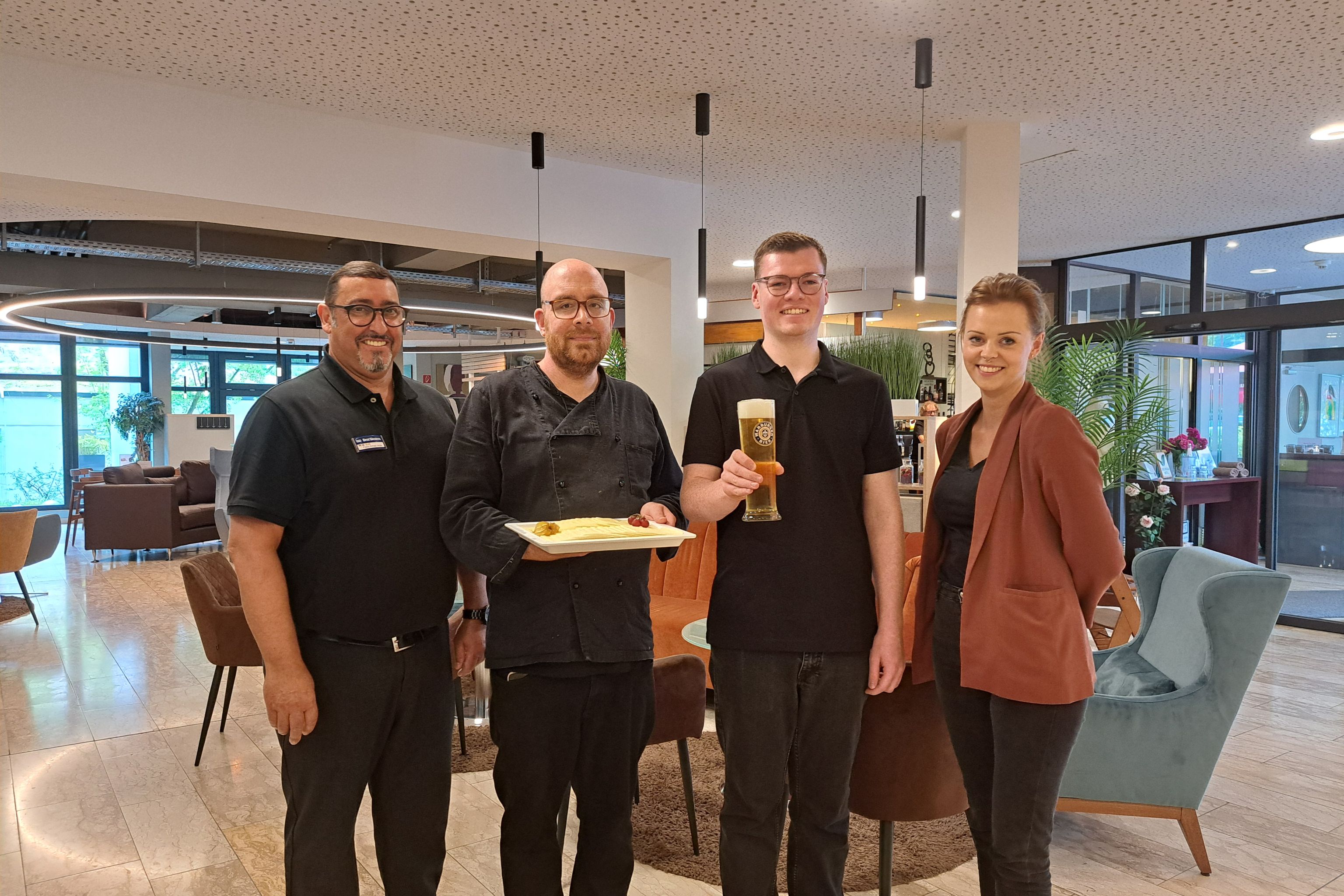 BWH Hotels: Best Western Hotel Ambassador – wie Inklusion den Hotelalltag bereichert: v. l.: Pablo Armas Verde (Restaurantleiter) Christopher Krause, Tom Wahle und Jessica Rügge (Ausbilderin & Event Sales) ©BWH Hotels | Foto: Claudia Lieberknecht