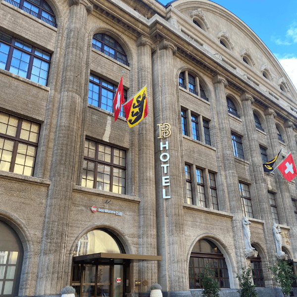 Eingang des Best Western Plus Hotels in Bern – historische Architektur mit Schweizer und Berner Flagge