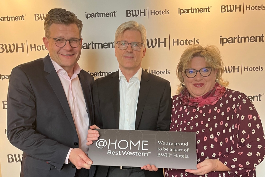 Marcus Smola, Managing Director of BWH Hotels Central Europe GmbH, Carmen Dücker, Managing Director of BWH Hotels Central Europe GmbH, and Ralph Stock, Founder and CEO of ipartment GmbH
